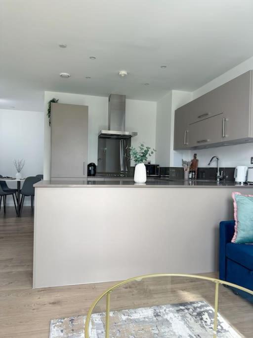 Apartment Spacious 2bed 2bath, 1 Min Walk To Dlr, 4 Mins To Canary Wharf *