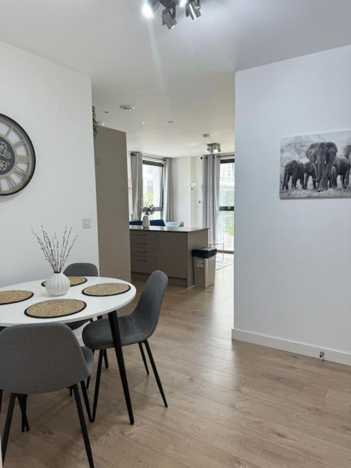 Spacious 2bed 2bath, 1 Min Walk To Dlr, 4 Mins To Canary Wharf *