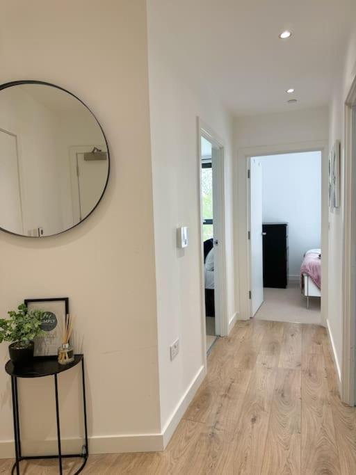 Spacious 2bed 2bath, 1 Min Walk To Dlr, 4 Mins To Canary Wharf * London