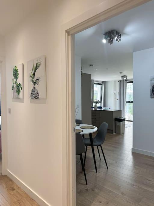 Spacious 2bed 2bath, 1 Min Walk To Dlr, 4 Mins To Canary Wharf Apartment