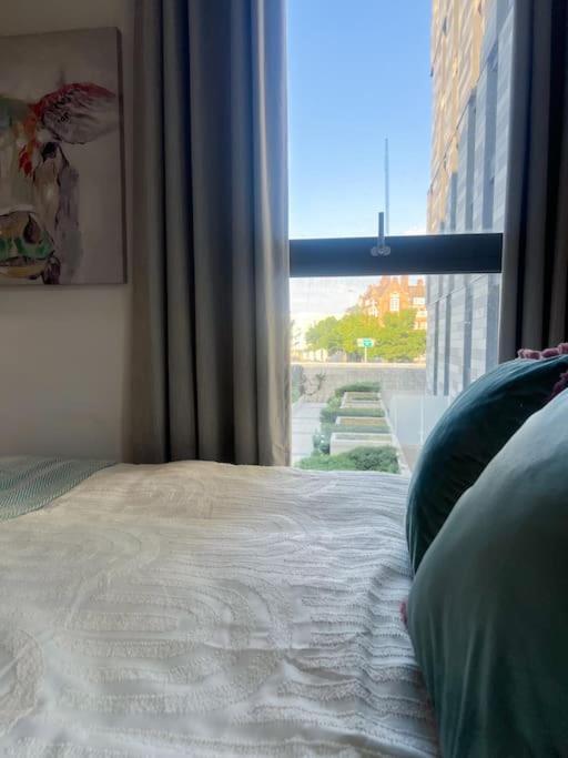 Apartment Spacious 2bed 2bath, 1 Min Walk To Dlr, 4 Mins To Canary Wharf *