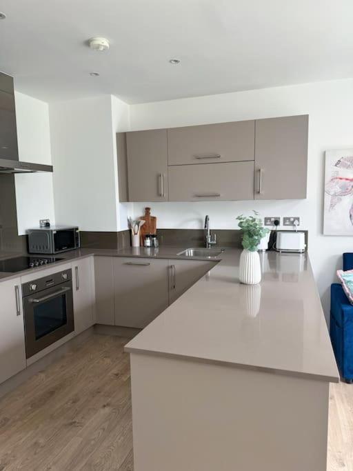 Apartment Spacious 2bed 2bath, 1 Min Walk To Dlr, 4 Mins To Canary Wharf London