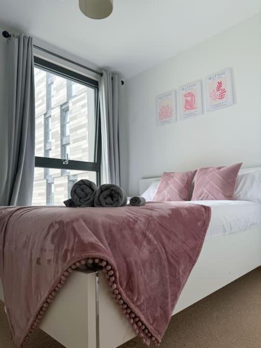 Spacious 2bed 2bath, 1 Min Walk To Dlr, 4 Mins To Canary Wharf *