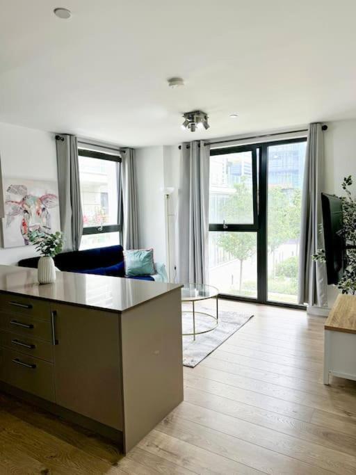 Apartment Spacious 2bed 2bath, 1 Min Walk To Dlr, 4 Mins To Canary Wharf