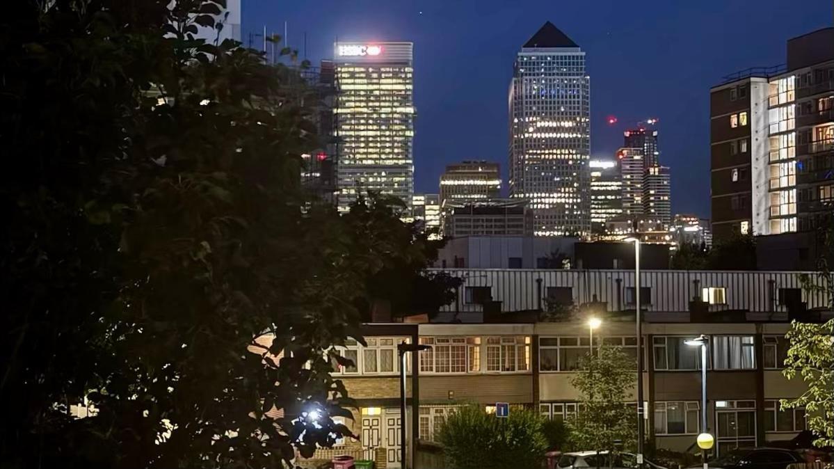 Spacious 2bed 2bath, 1 Min Walk To Dlr, 4 Mins To Canary Wharf London