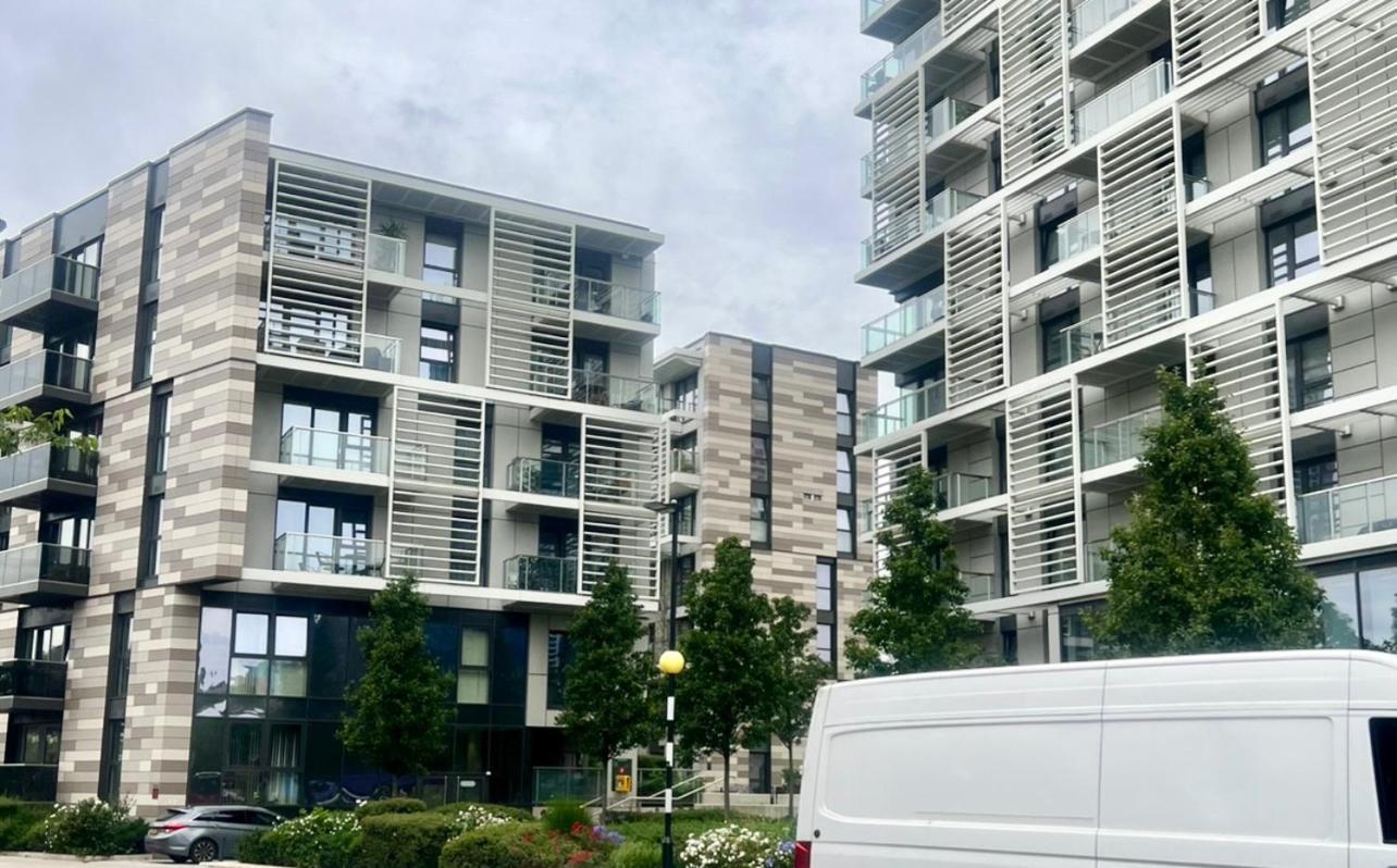 Spacious 2bed 2bath, 1 Min Walk To Dlr, 4 Mins To Canary Wharf * London
